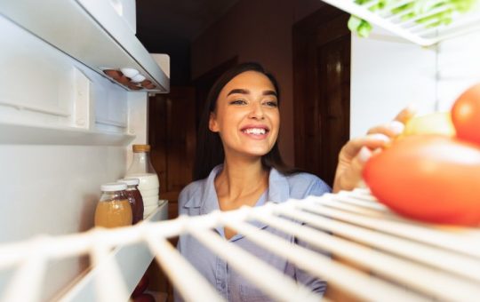 Ragazza controlla il frigo - Fonte AdobeStock