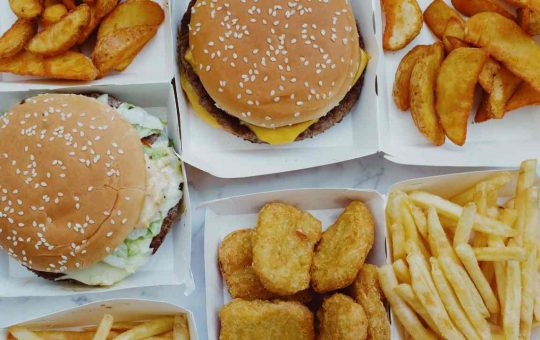 Fast Food: sai quante calorie contengono? | Fonte: Canva