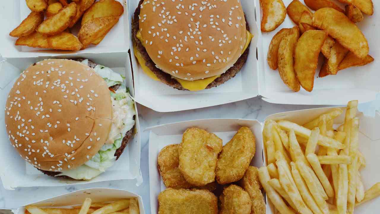 Fast Food: sai quante calorie contengono? | Fonte: Canva